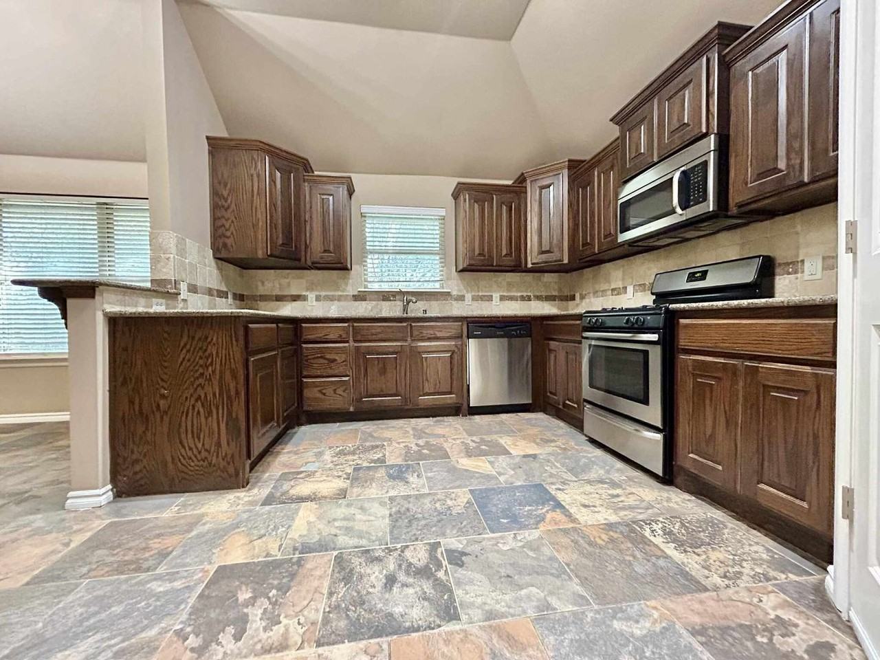 2222 Brook Dr - Photo 6 of 23