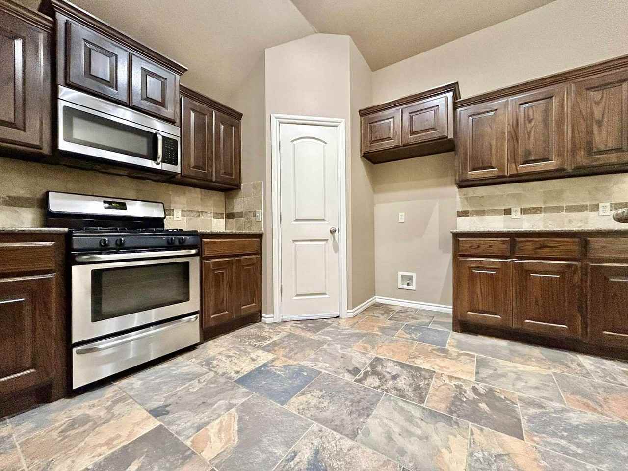2222 Brook Dr - Photo 7 of 23