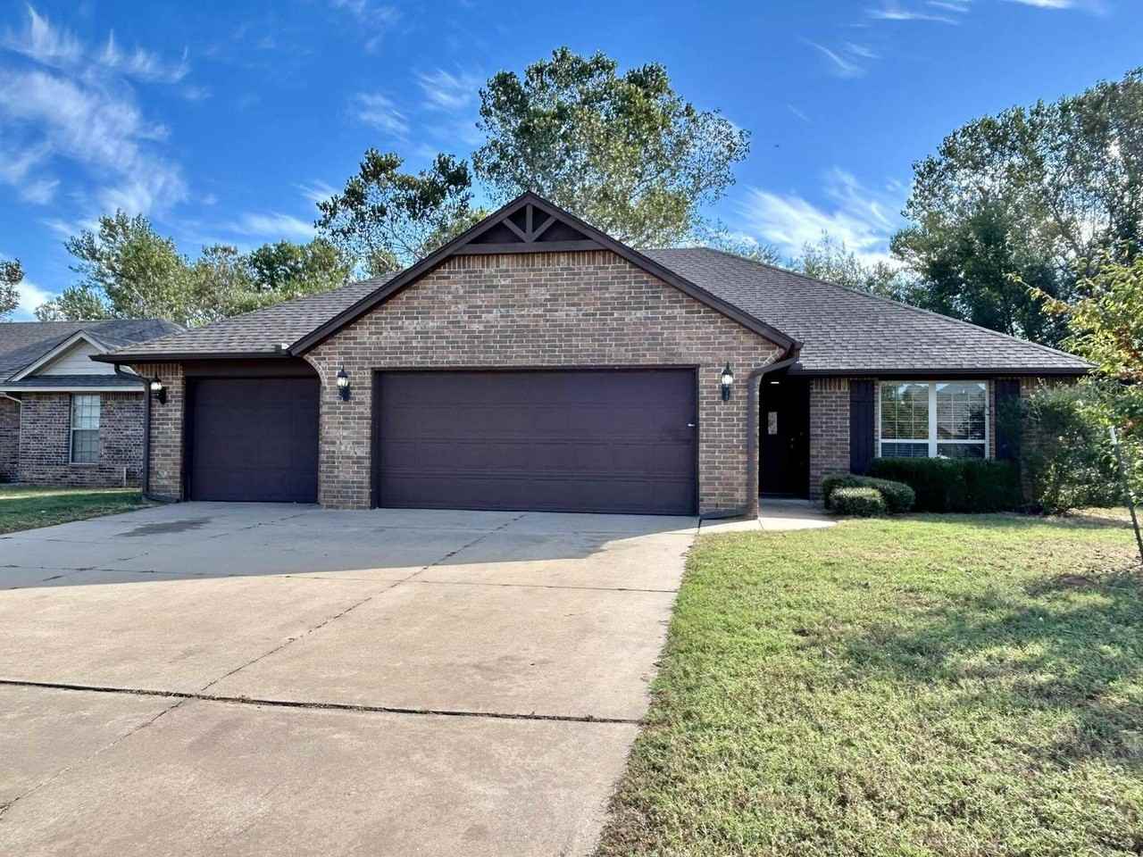 2222 Brook Dr - Photo 2 of 23