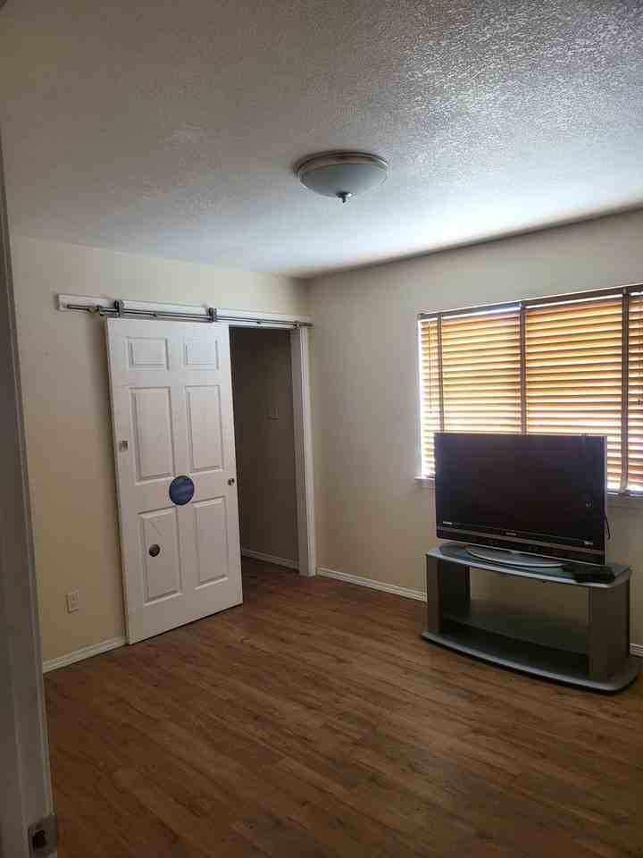 13001 Skyview Ave Ne - Photo 3 of 6