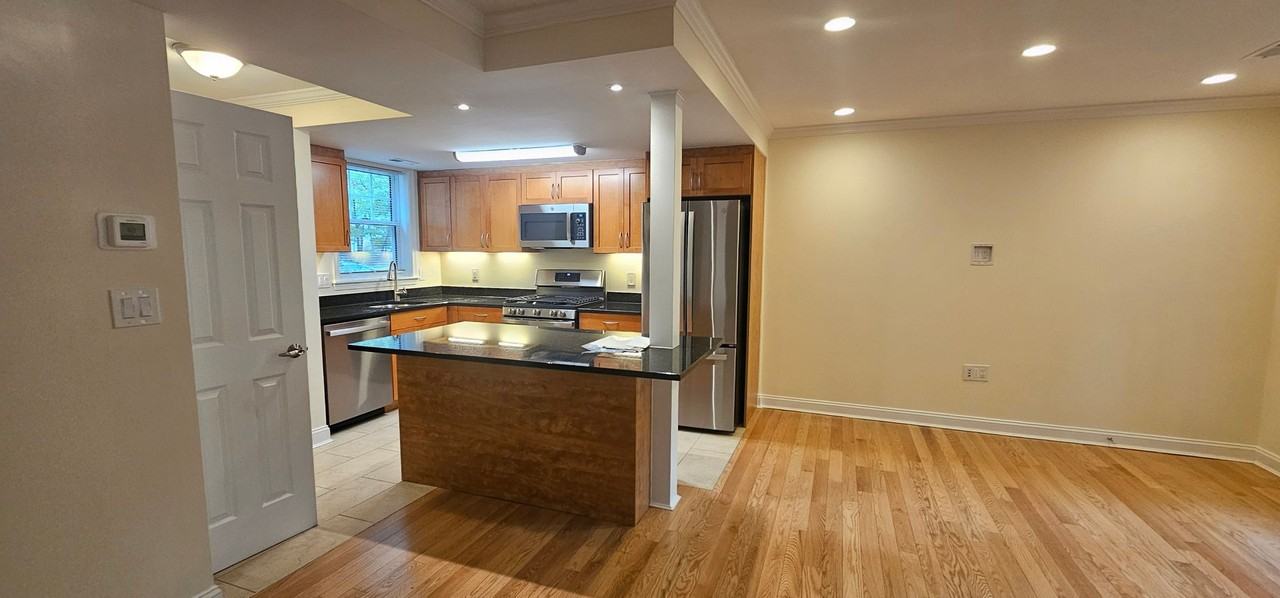 557 Vfw Pkwy - Photo 3 of 22