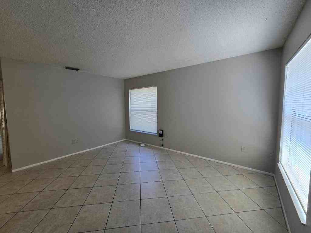 7389 Canterbury St - Photo 3 of 18