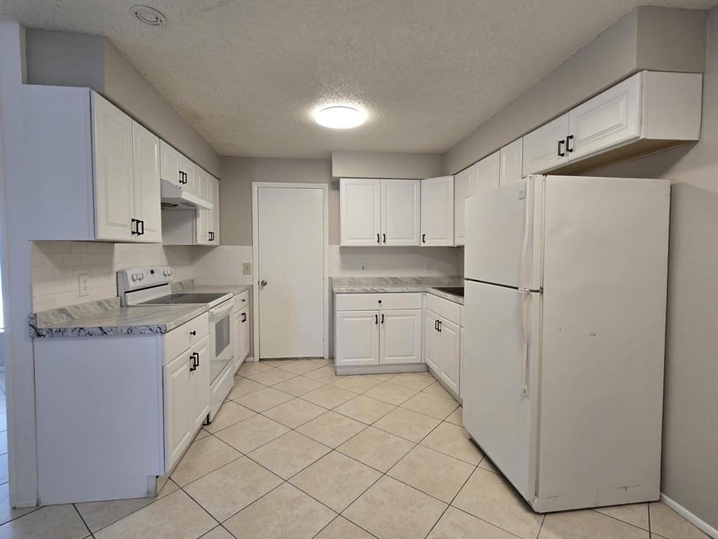 7389 Canterbury St - Photo 4 of 18