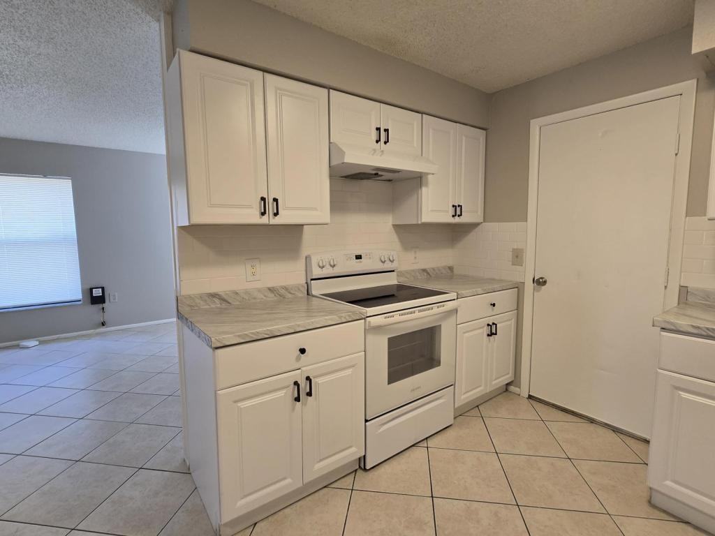 7389 Canterbury St - Photo 5 of 18