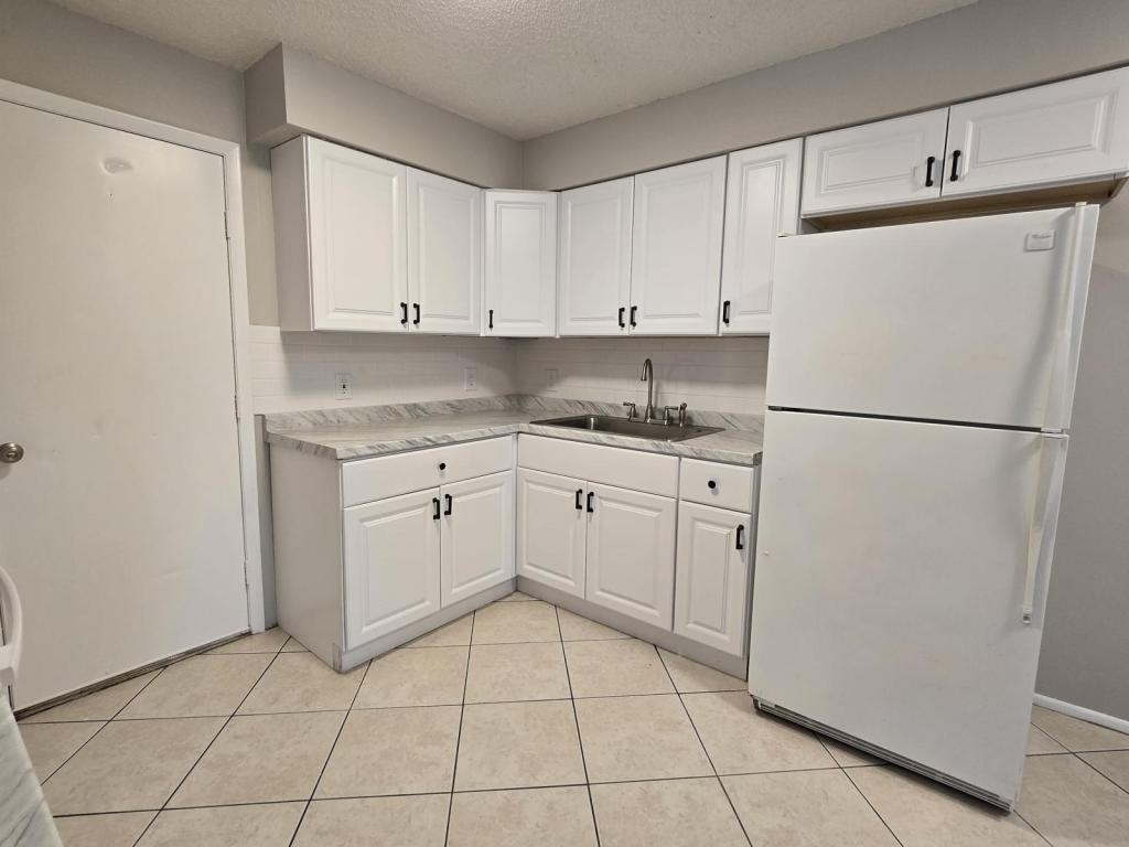 7389 Canterbury St - Photo 6 of 18