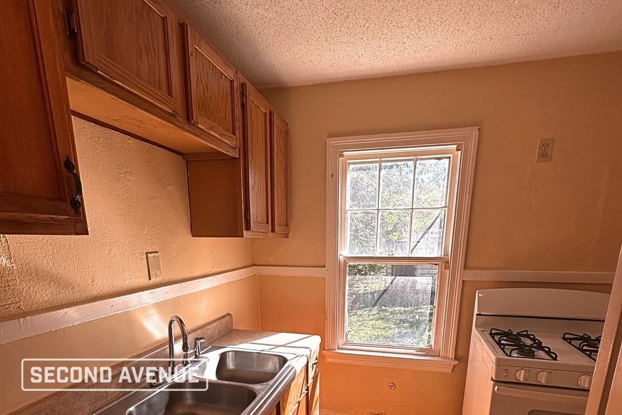 2455 Twain Ave - Photo 4 of 14