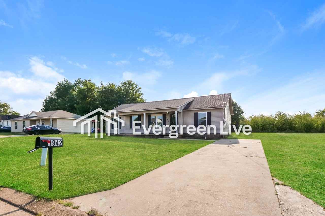 1942 Wooten St - Photo 3 of 16