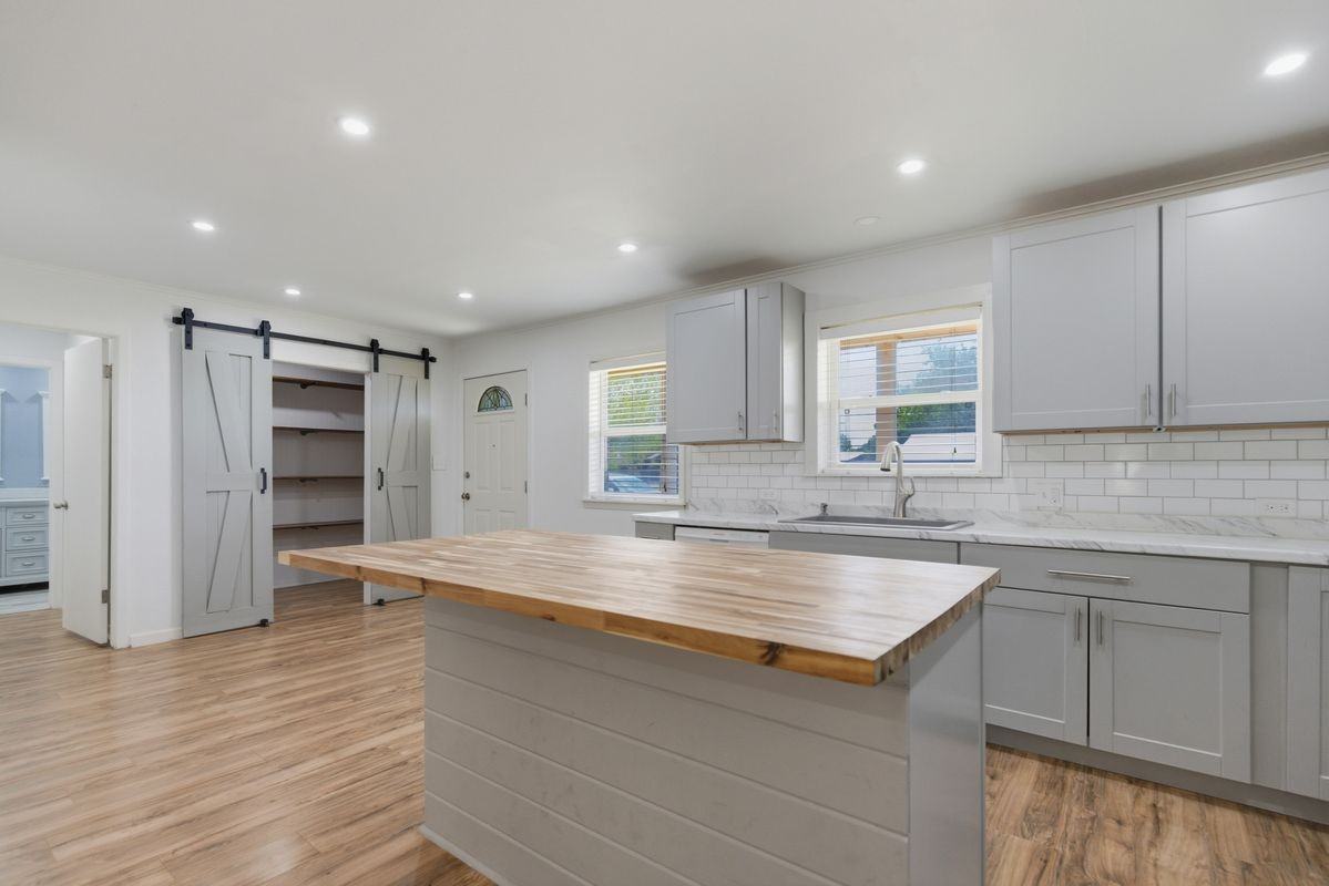 1307 Summit Dr - Photo 3 of 23