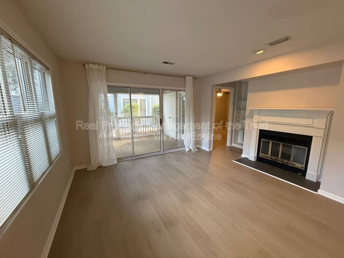 201 Oakwood Ct - Photo 4 of 10