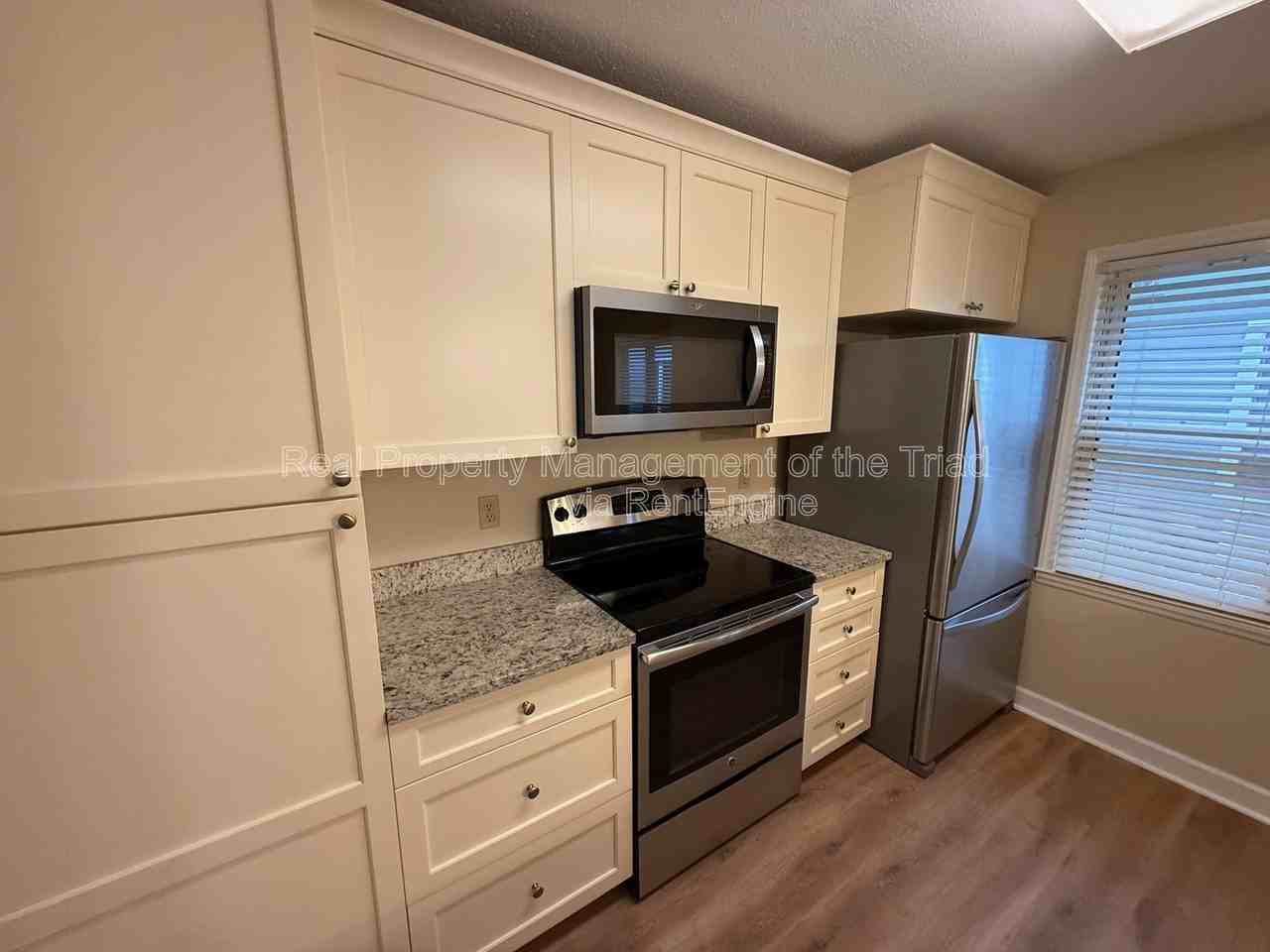 230 Oakwood Ct - Photo 4 of 18