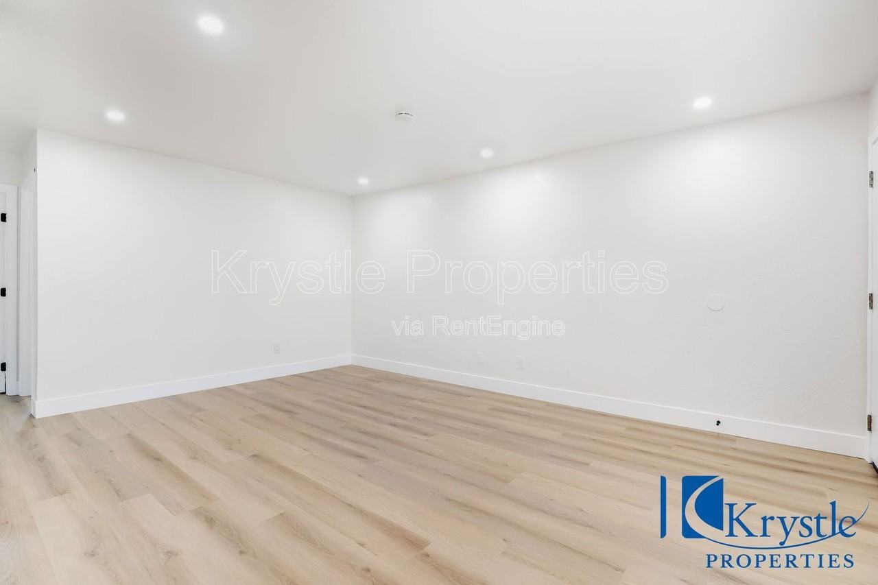 455 E L St - Photo 3 of 28