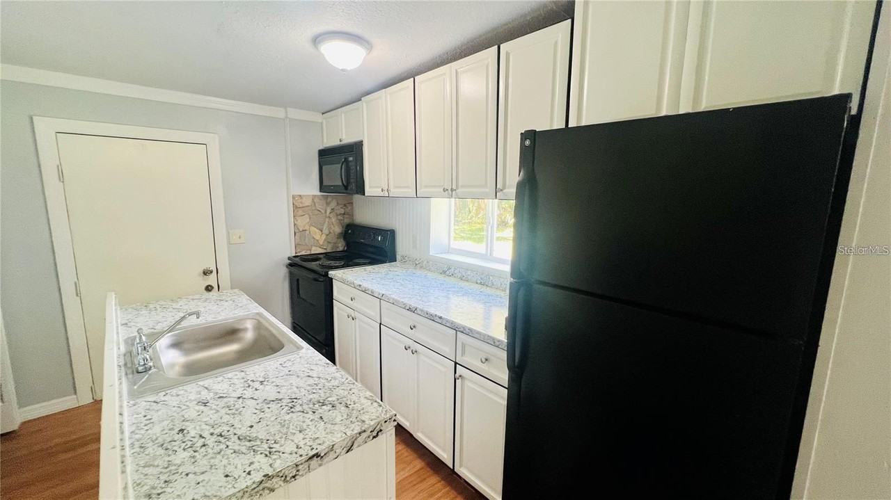 1616 Hope St - Photo 4 of 20