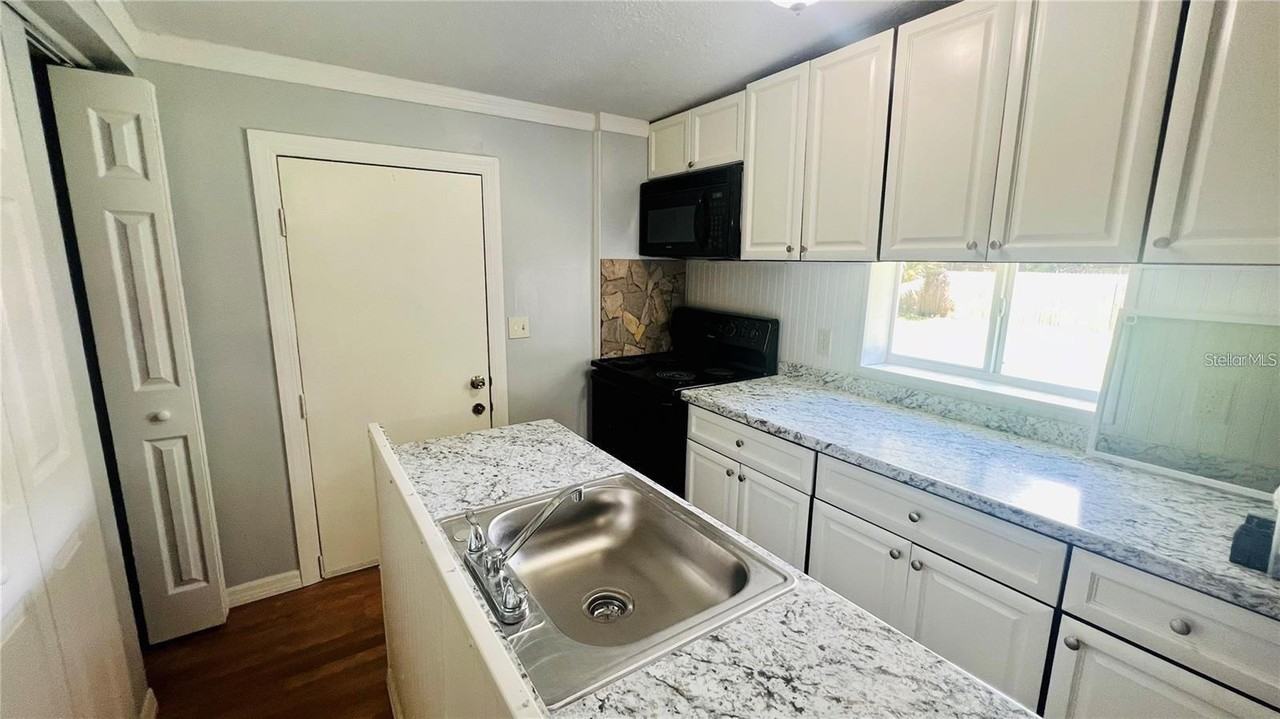 1616 Hope St - Photo 5 of 20