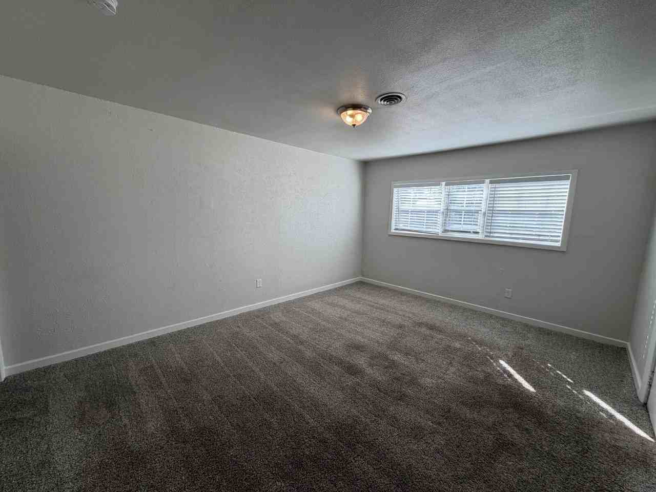 2404 25th St - Photo 3 of 20