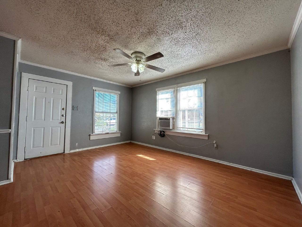 2211 26th St - Photo 3 of 20