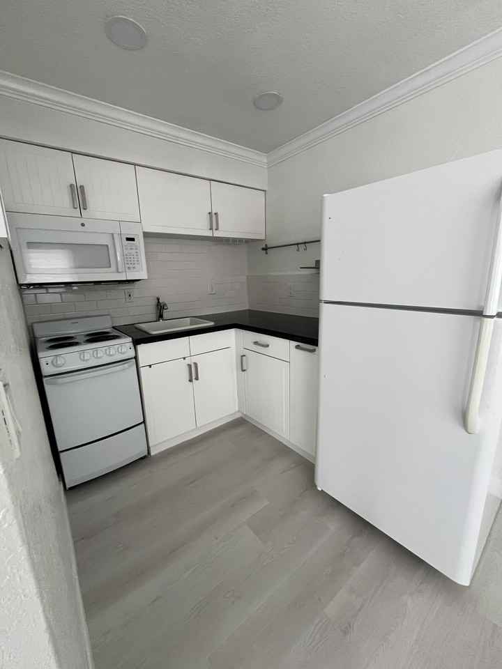 1808 Ne 11th Ave - Photo 3 of 14