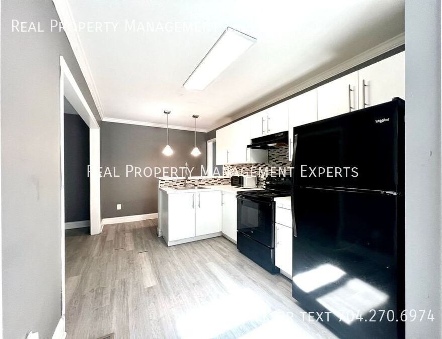 2501 Eastway Dr - Photo 5 of 12