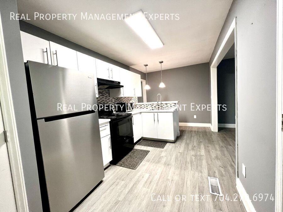 2503 Eastway Drive - Photo 4 of 12