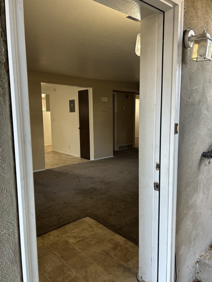 82 - 88 E 9230 S - DAH - KLM - Photo 3 of 42