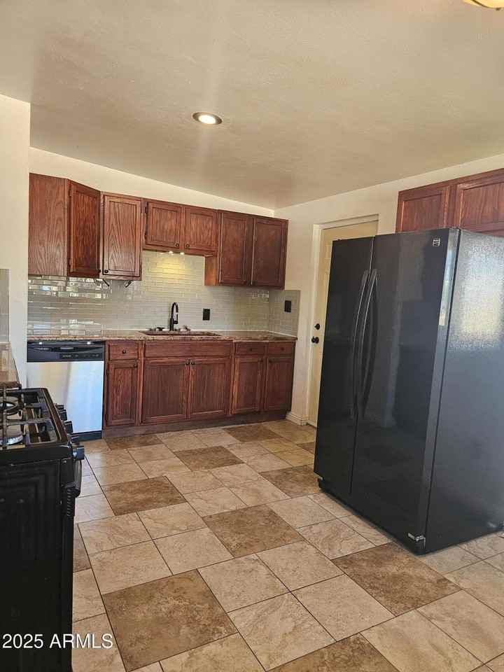 200 W Brown Dr - Photo 2 of 9