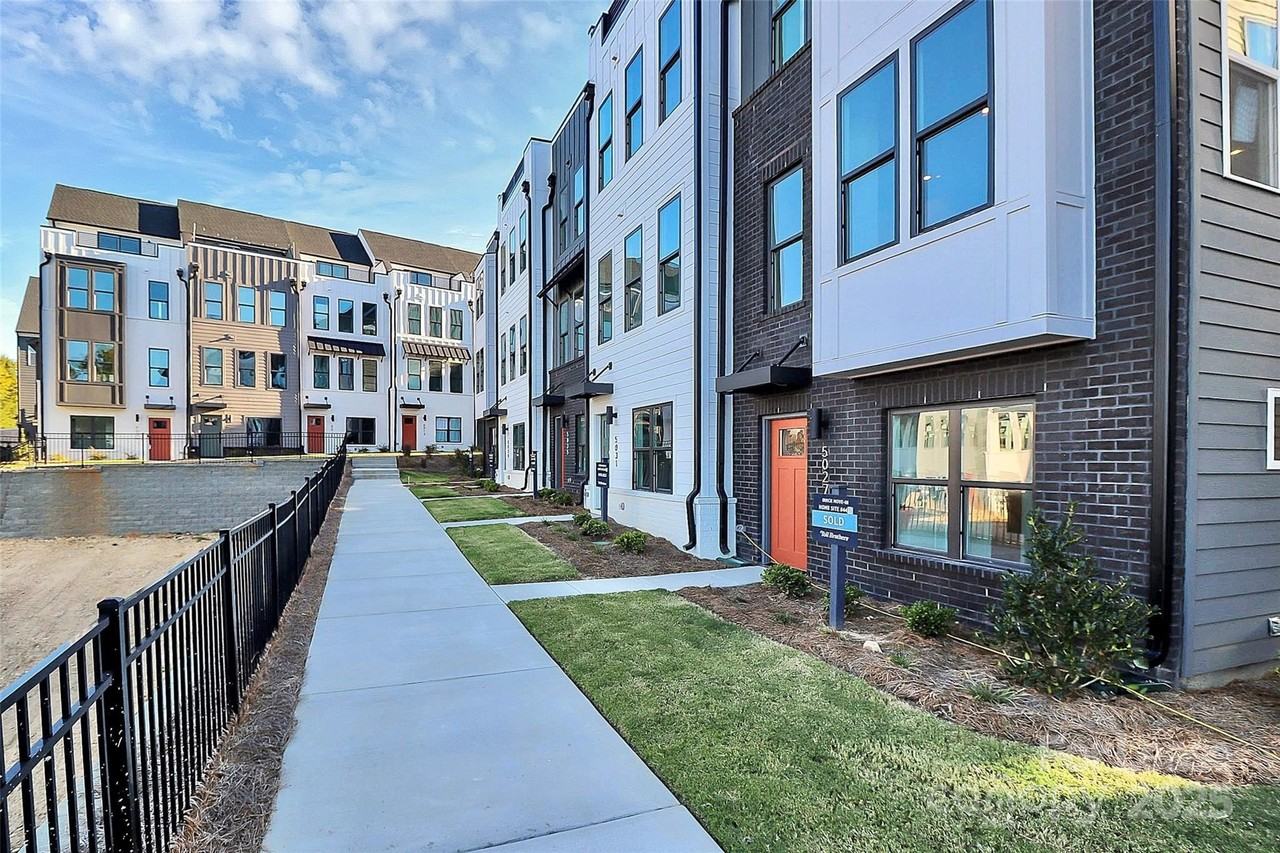 5027 Dutchess Dr Unit 44 #44 - Photo 3 of 27