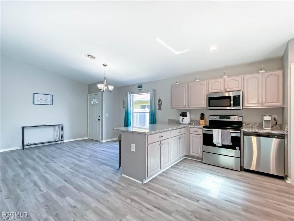 4523 Southwest 7th Place - Photo 4 of 19