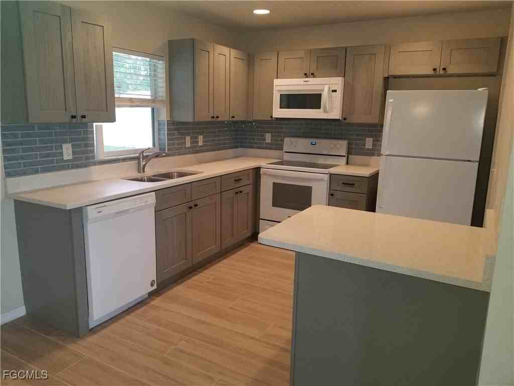 914 Santa Barbara Blvd - Photo 3 of 13