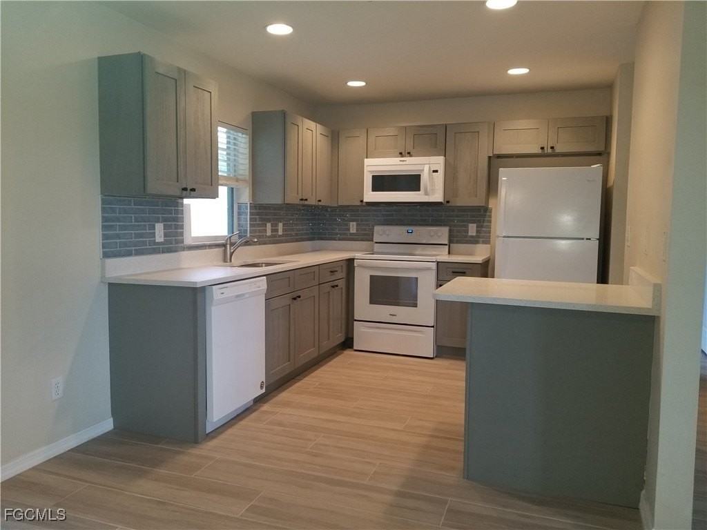 914 Santa Barbara Blvd - Photo 4 of 13