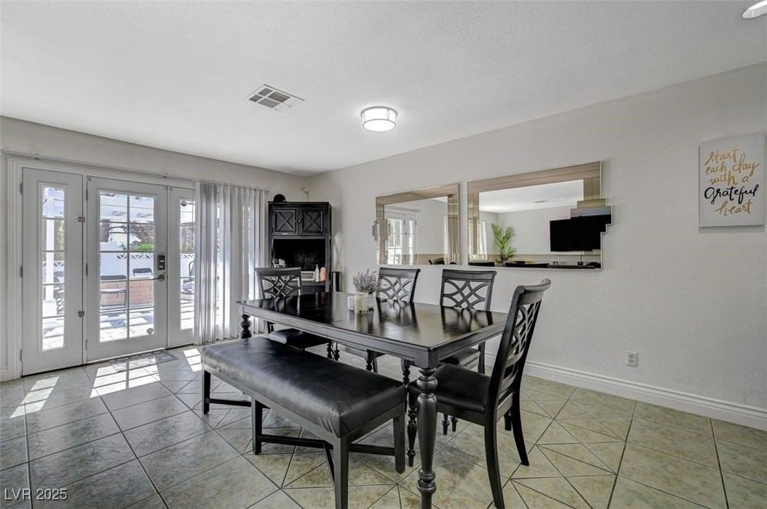 5248 Rambling Rd - Photo 5 of 33