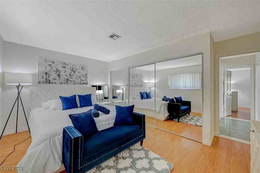 5248 Rambling Rd - Photo 7 of 33