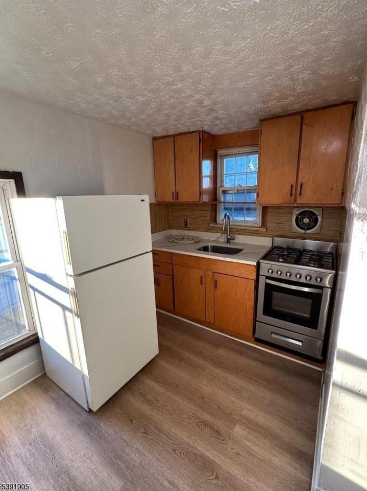 421 Ellison St - Photo 4 of 12