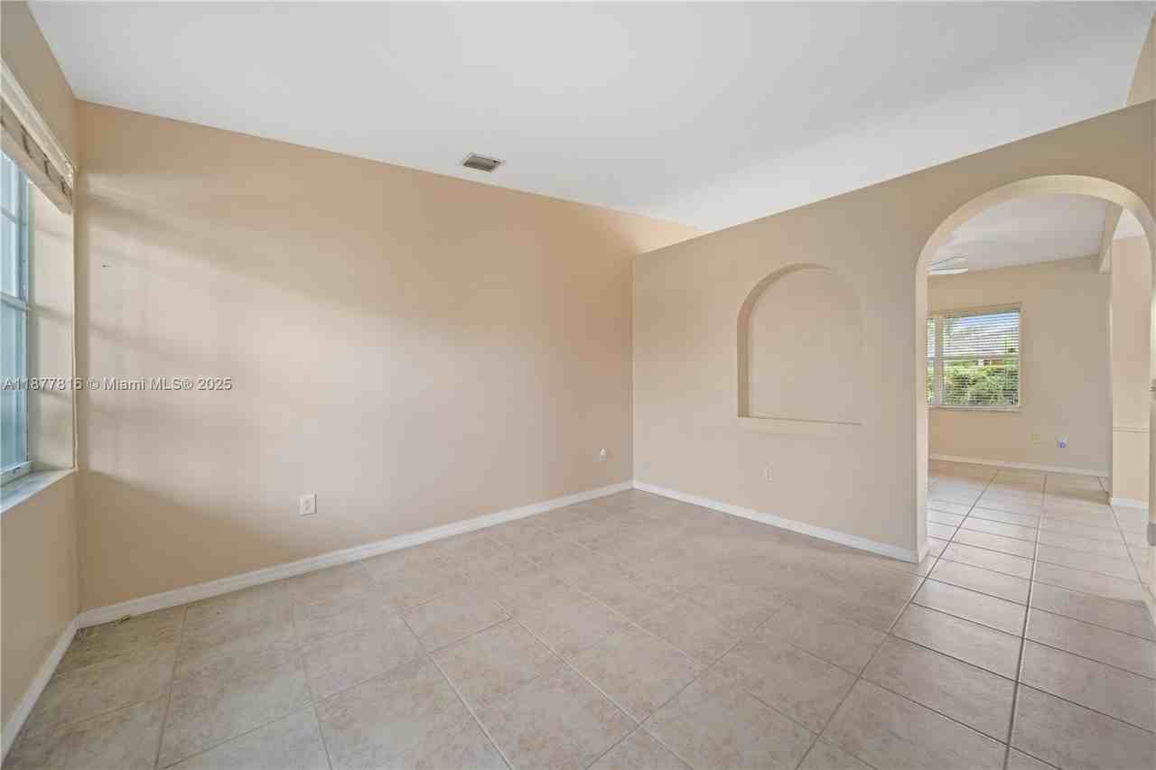 12543 Sw 119th Pl #0 - Photo 2 of 33