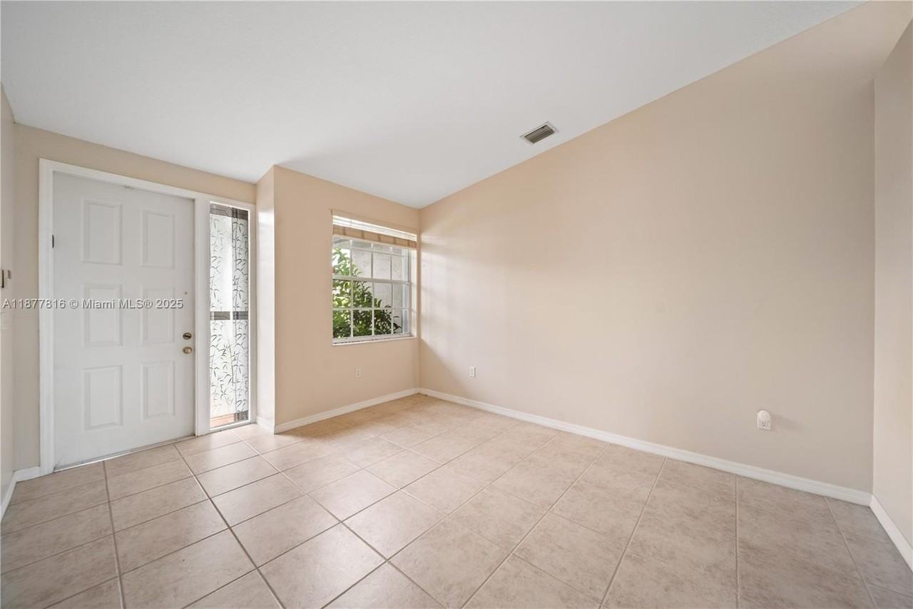 12543 Sw 119th Pl #0 - Photo 3 of 33