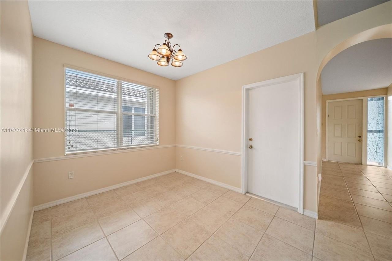 12543 Sw 119th Pl #0 - Photo 6 of 33