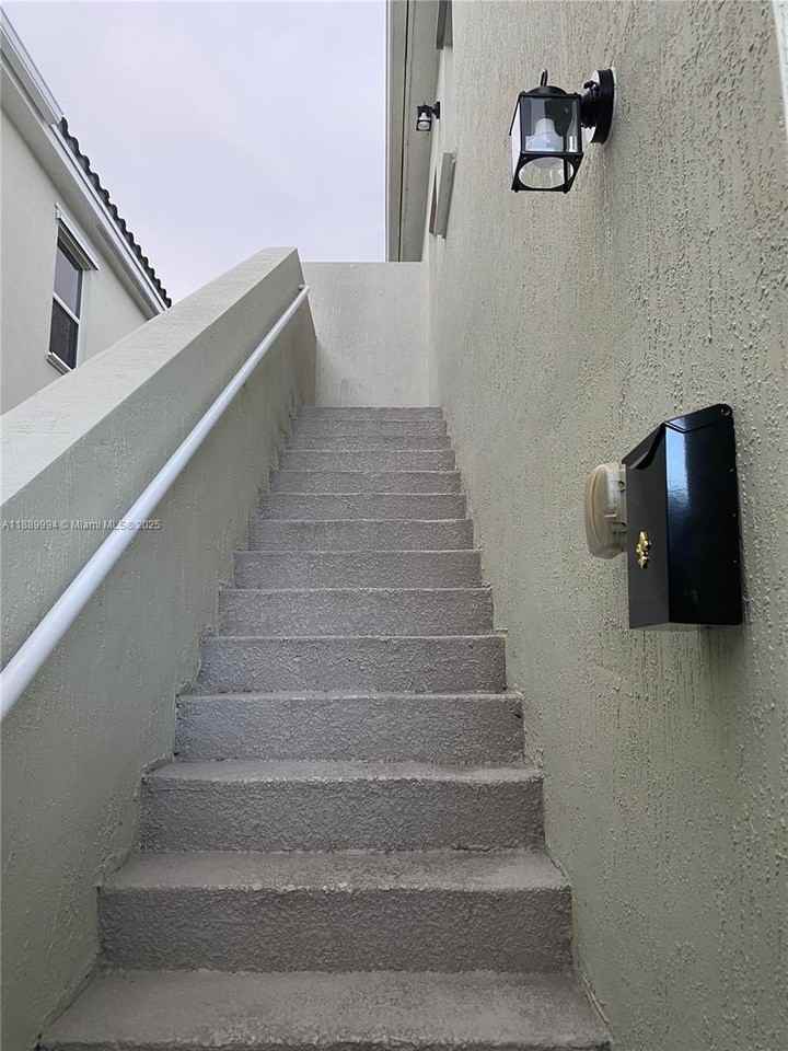 17077 Sw 93rd St #REAR - Photo 2 of 31