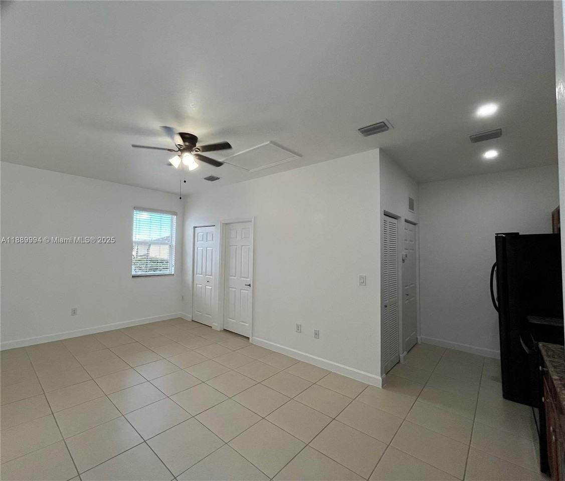 17077 Sw 93rd St #REAR - Photo 3 of 31