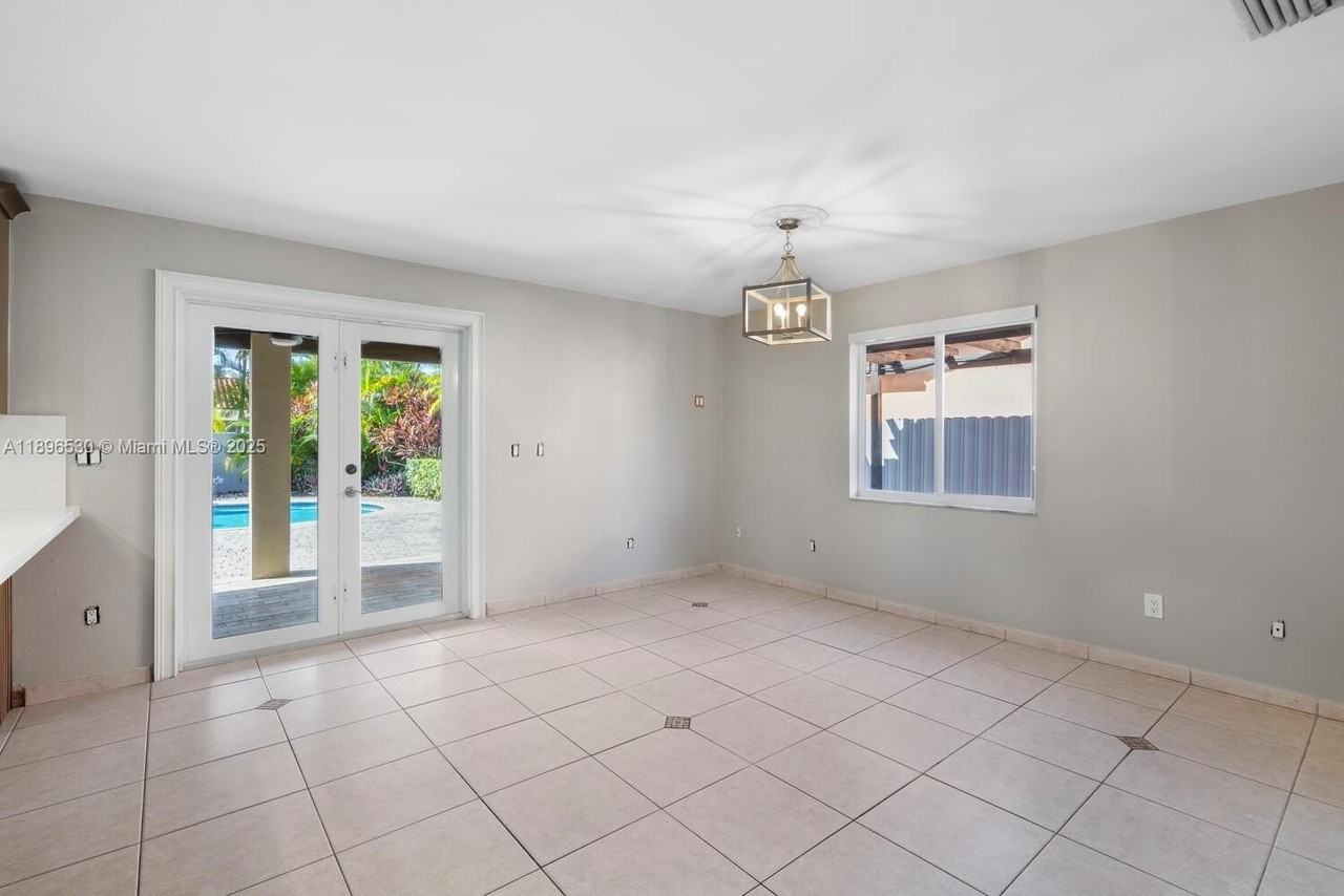 14020 Southwest 38th Street - Photo 5 of 21