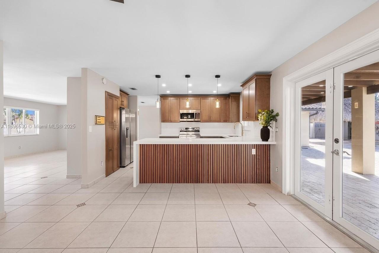 14020 Southwest 38th Street - Photo 7 of 21