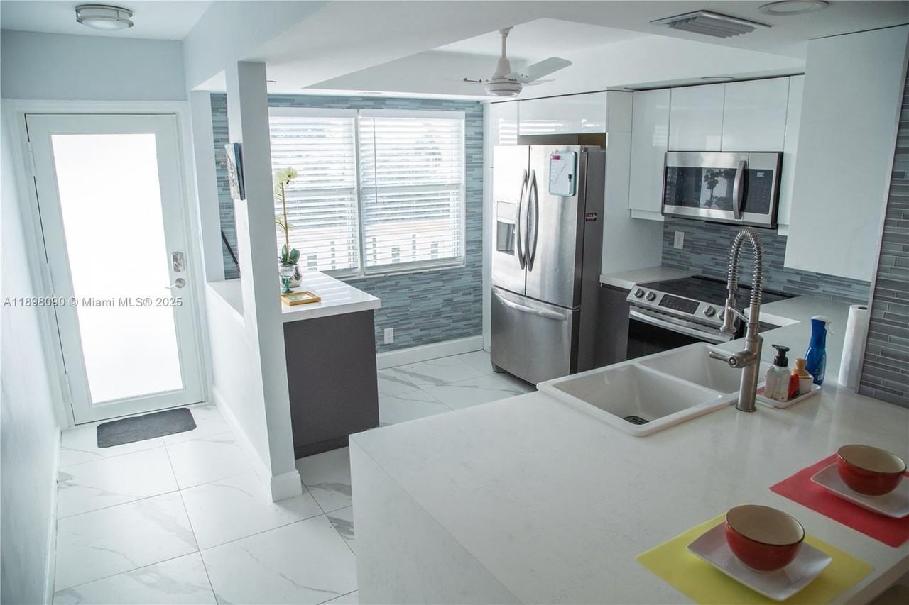 2304 Lucaya Lane #J4 - Photo 3 of 50