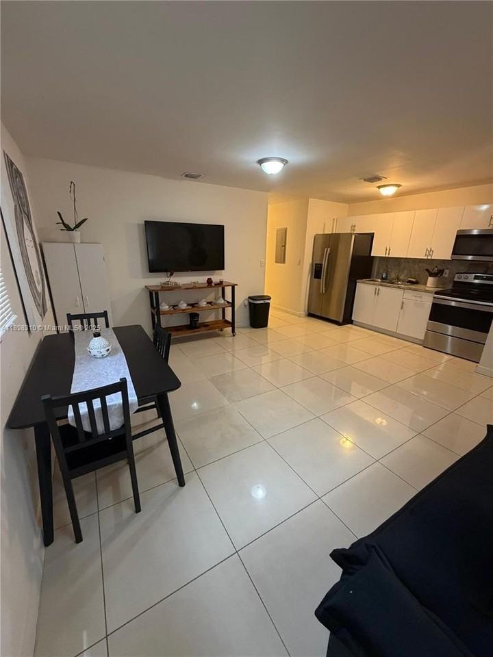 1132 Nw 38th St #1132 - Photo 3 of 10