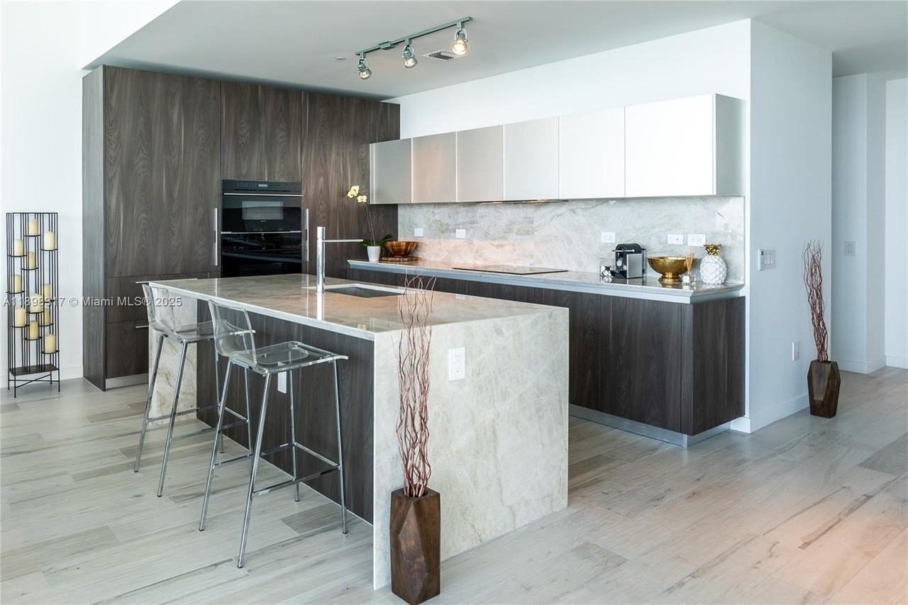 3131 Ne 7th Ave - Photo 5 of 33