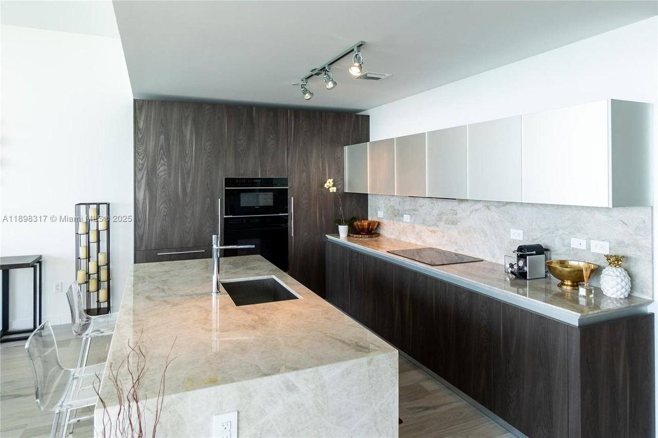 3131 Ne 7th Ave - Photo 6 of 33