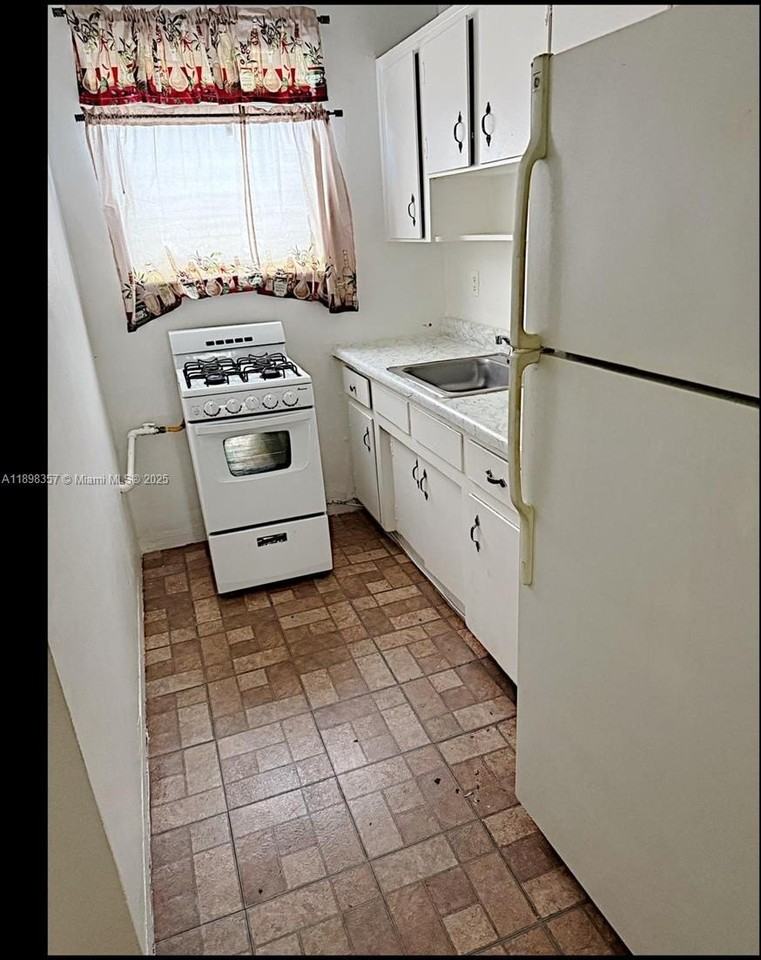 7740 Dickens Ave #5 - Photo 3 of 4