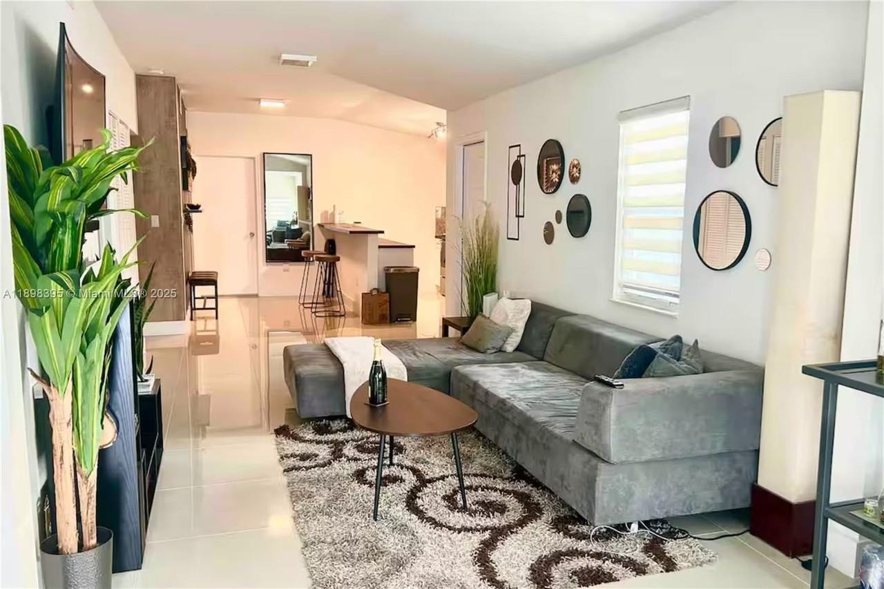 3132 Nw 43rd St - Photo 3 of 29