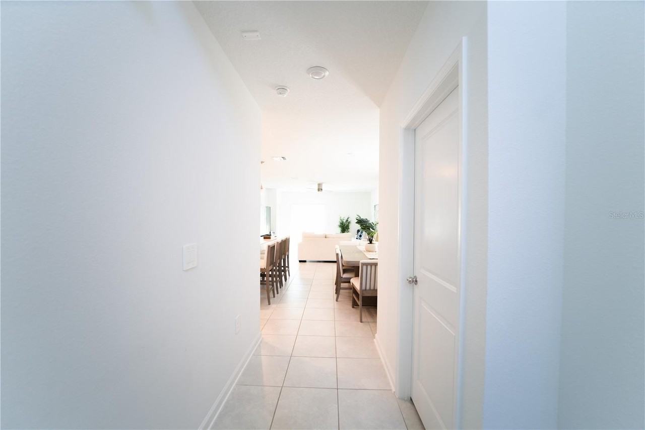 4022 Ambrose Ave - Photo 4 of 31