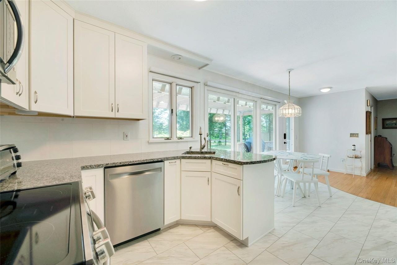 1075 Inlet Lane - Photo 5 of 30