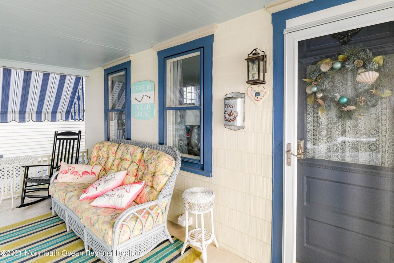 87 Embury Ave - Photo 2 of 50