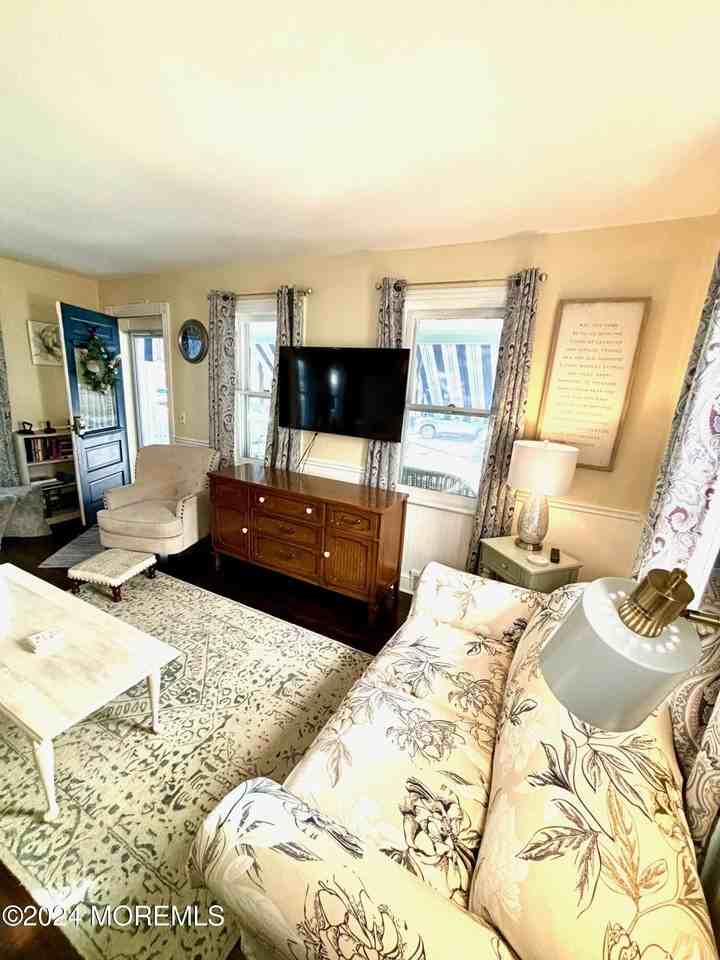 87 Embury Ave - Photo 7 of 50