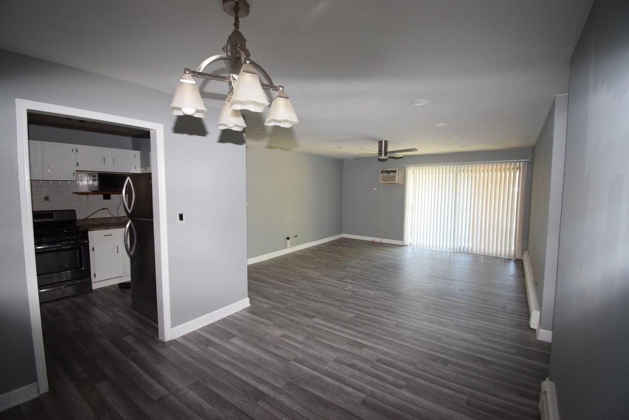 9S120 Lake Dr #201 - Photo 5 of 17