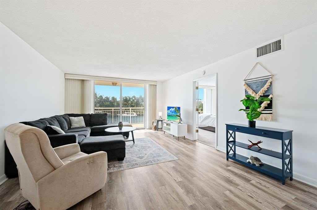 1050 Hillsboro Mile #203W - Photo 6 of 30